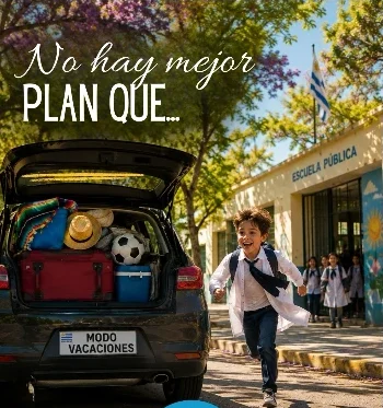 Auto cargado para las vacaciones y niño saliendo de la escuela